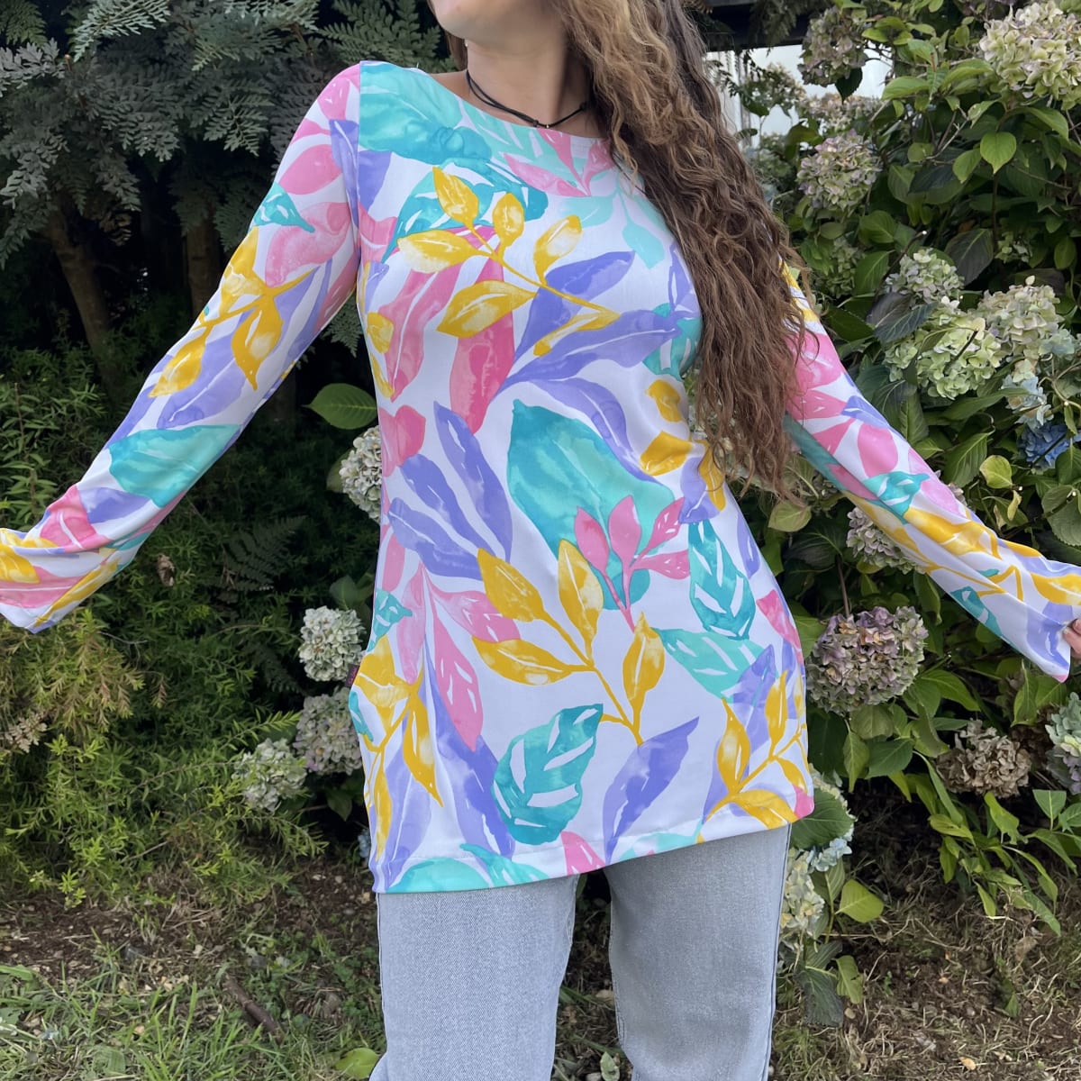 Polera larga lycra blanco floral tonos pastel2