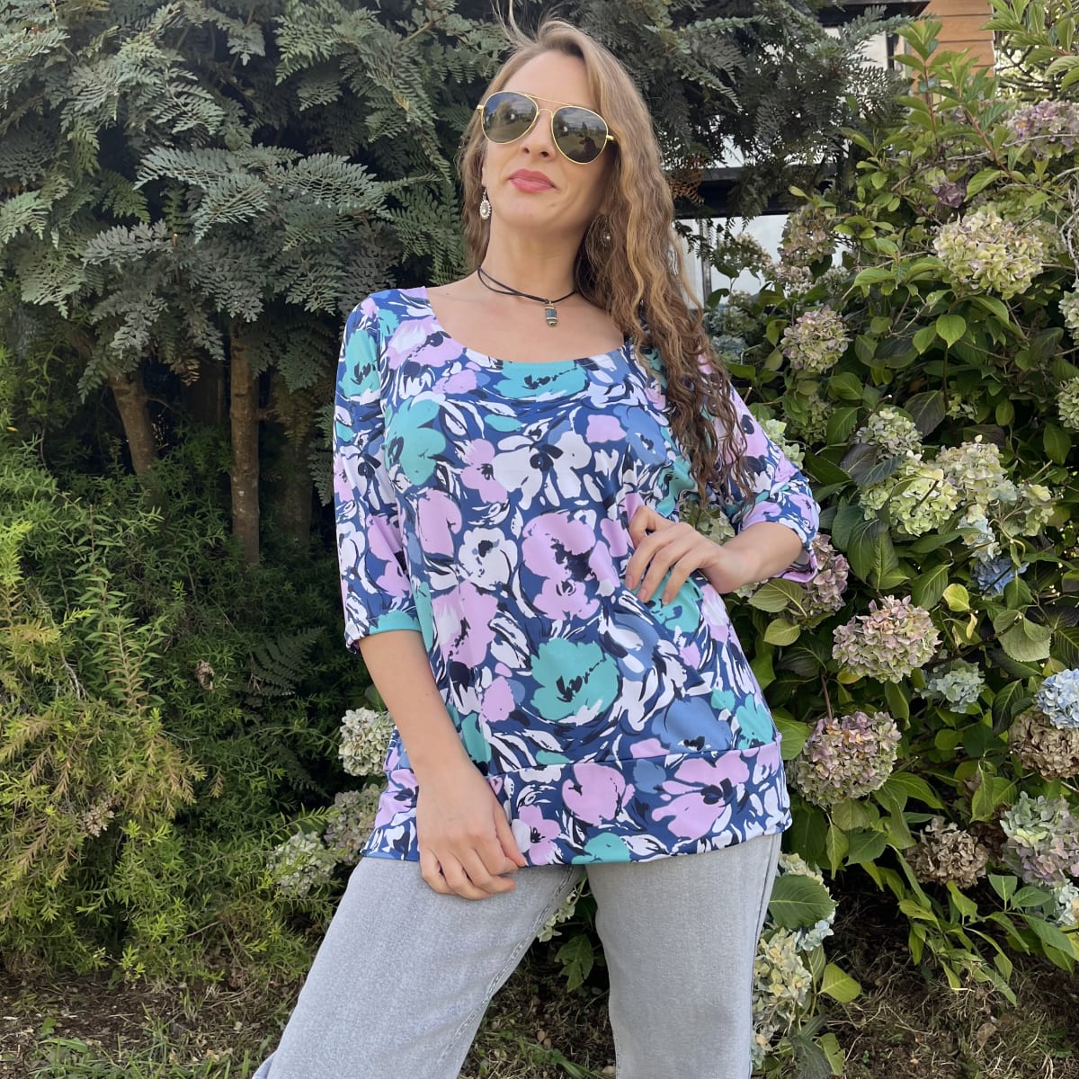 Polera Maria lycra azul floral lila1