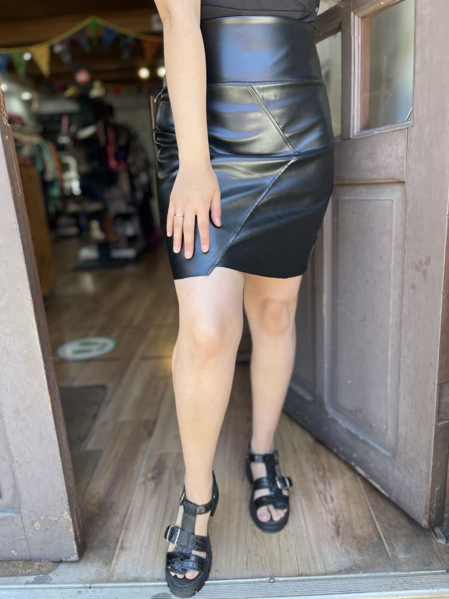 Falda ecocuero negra corte frontal2