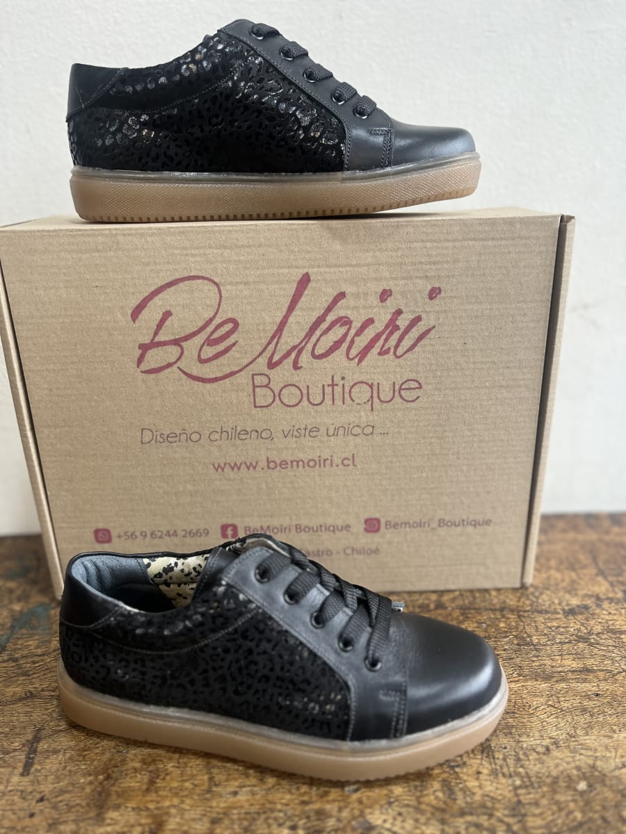 Zapatilla cuero negro texturas planta café3