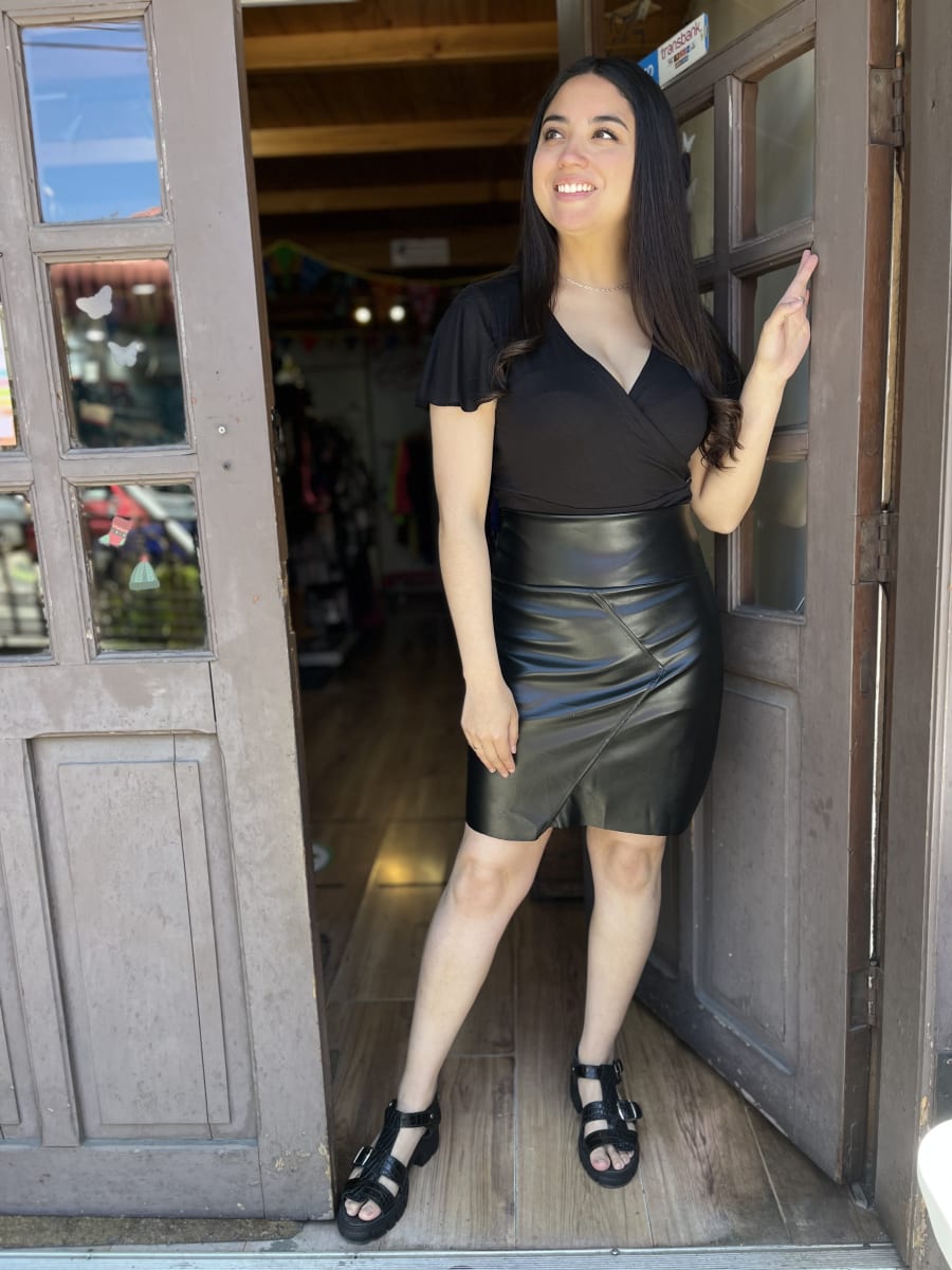 Falda ecocuero negra corte frontal1