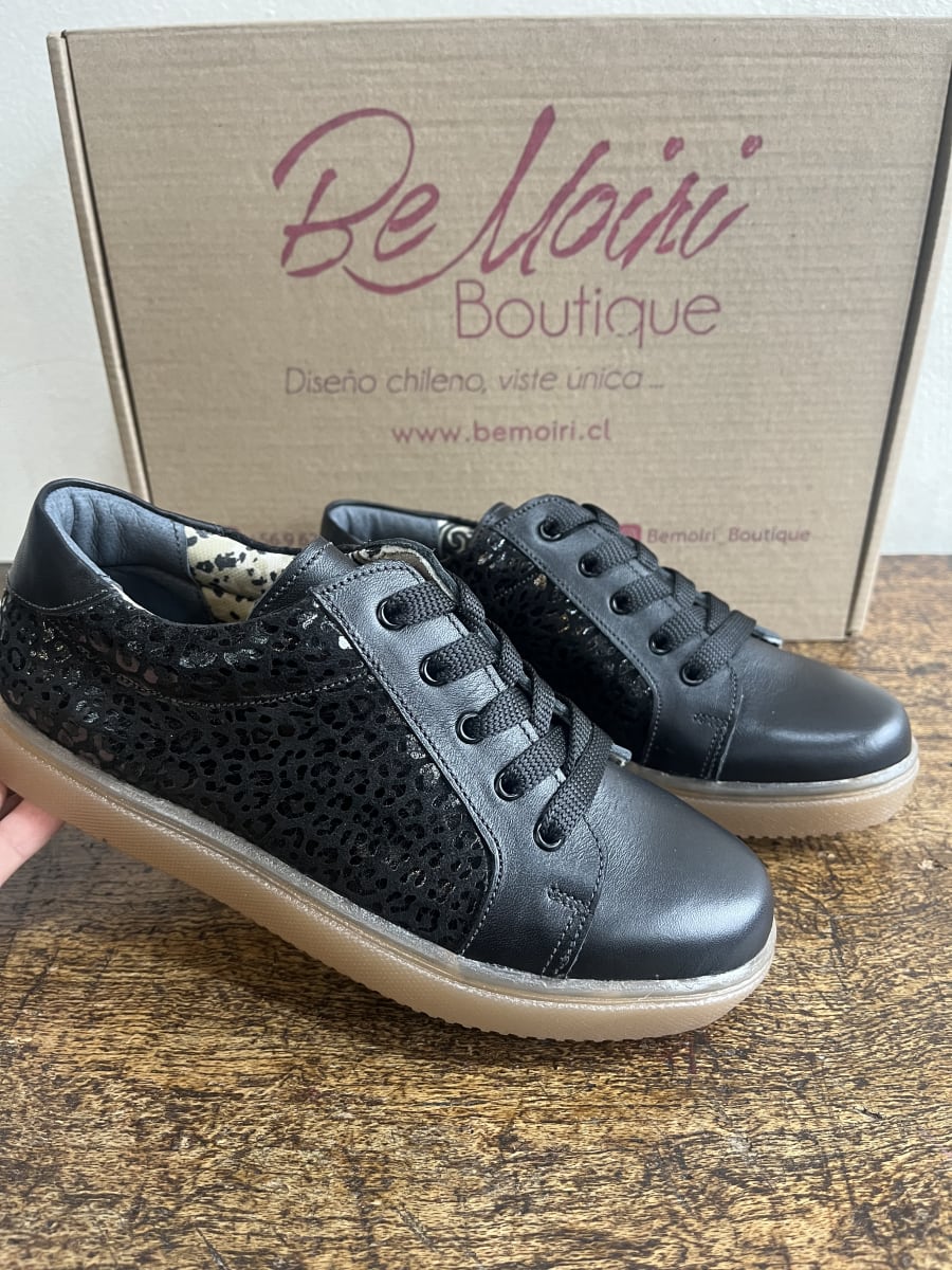 Zapatilla cuero negro texturas planta café2