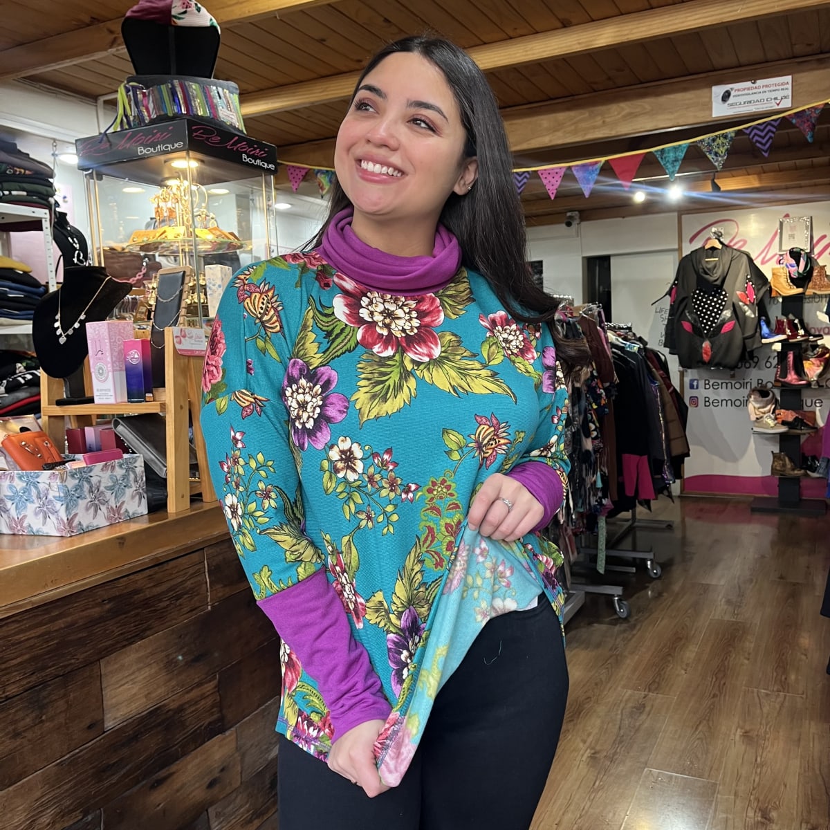 Poleron Candelaria lanilla turquesa flores cuello magenta1