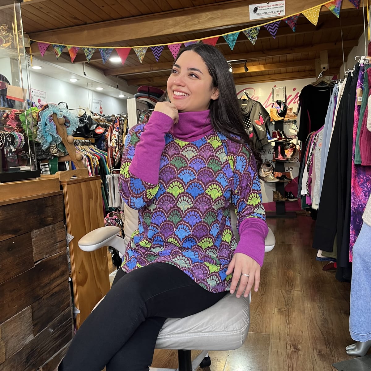 Poleron Candelaria lanilla flores multicolor cuello magenta3