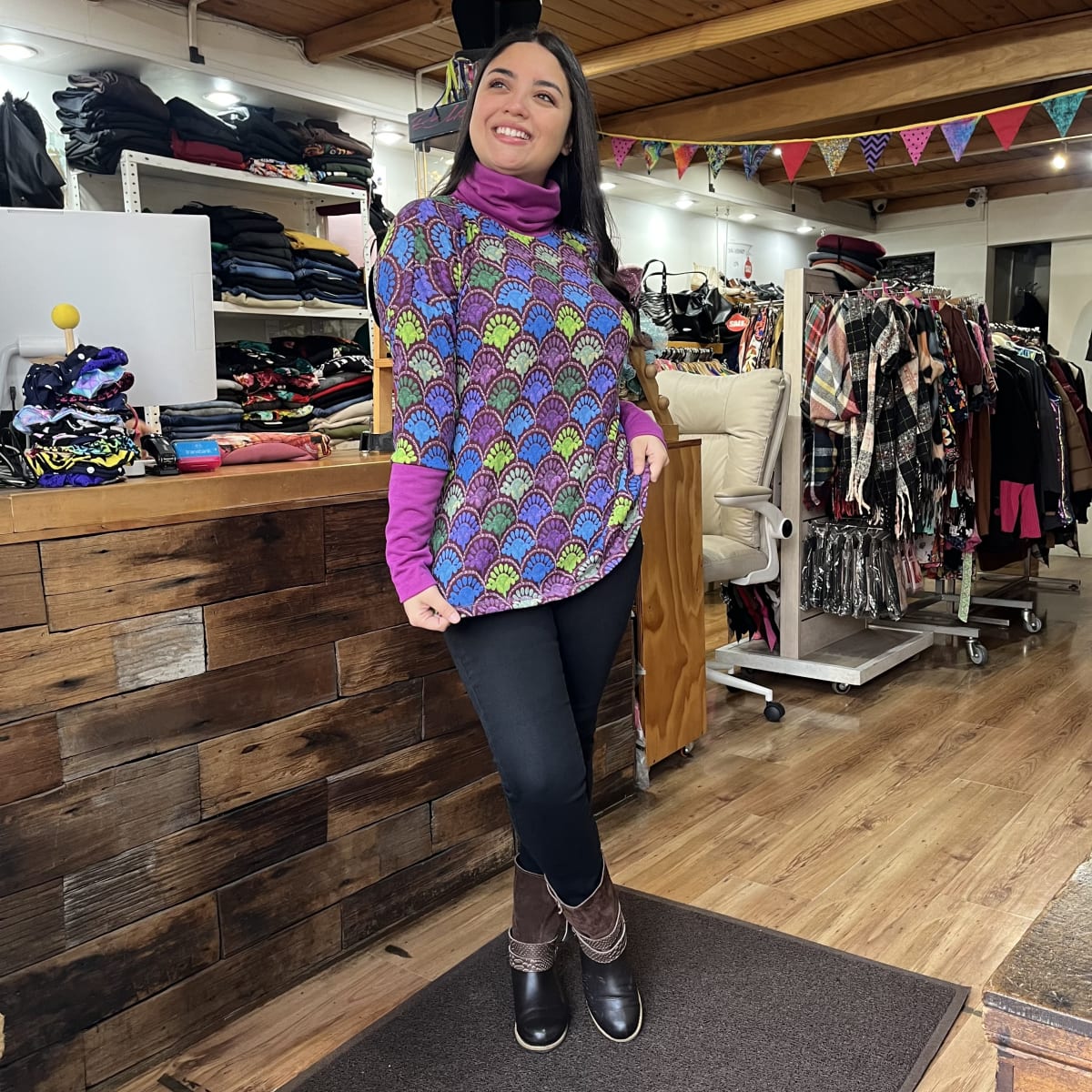 Poleron Candelaria lanilla flores multicolor cuello magenta1