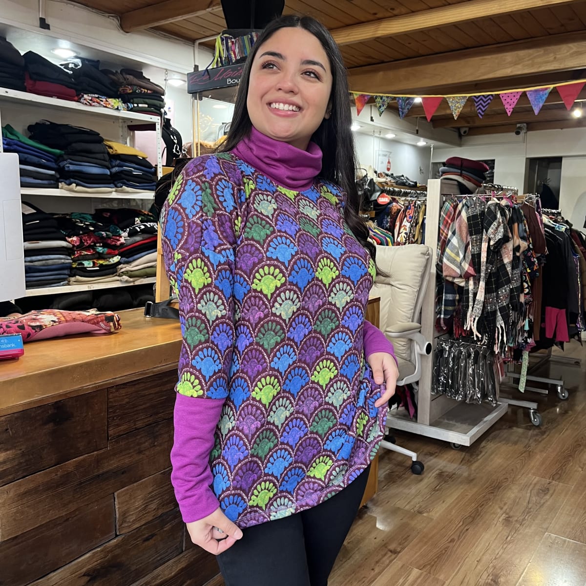 Poleron Candelaria lanilla flores multicolor cuello magenta2