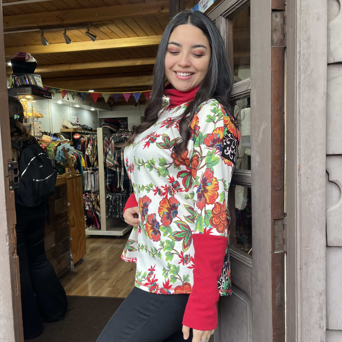 Poleron Candelaria lanilla blanco floral cuello rojo3