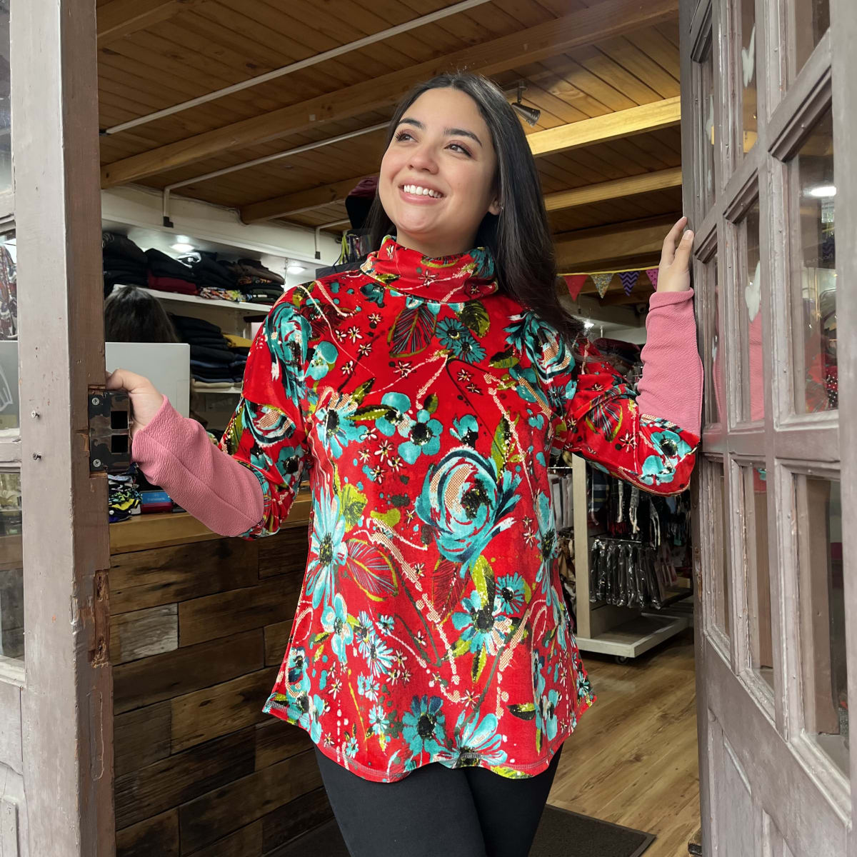 Poleron Candelaria velvet rojo floral celeste palo rosa2
