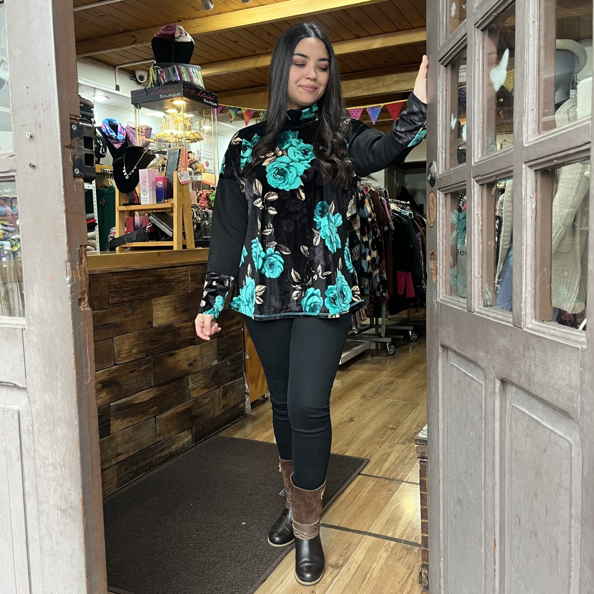 Poleron Candelaria velvet negro floral turquesa2
