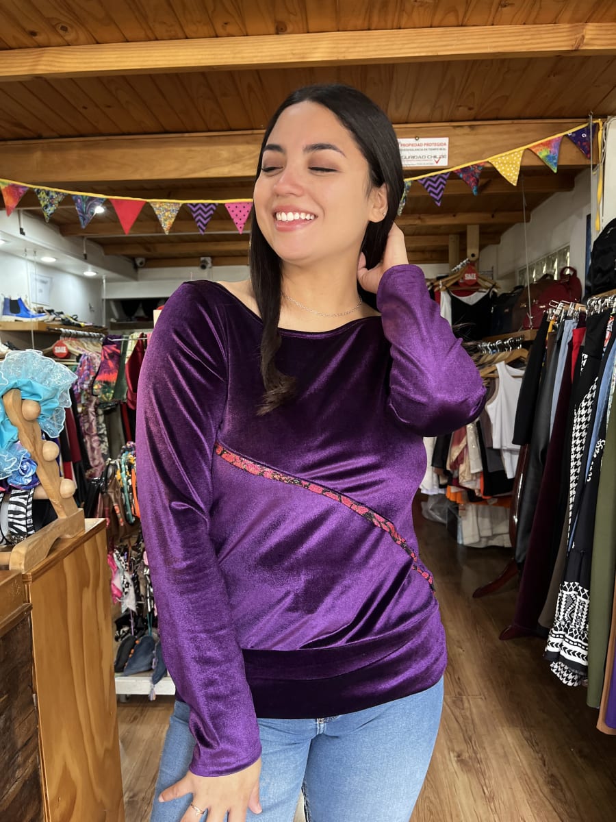 Poleron Mariela velvet morado franja boradada1