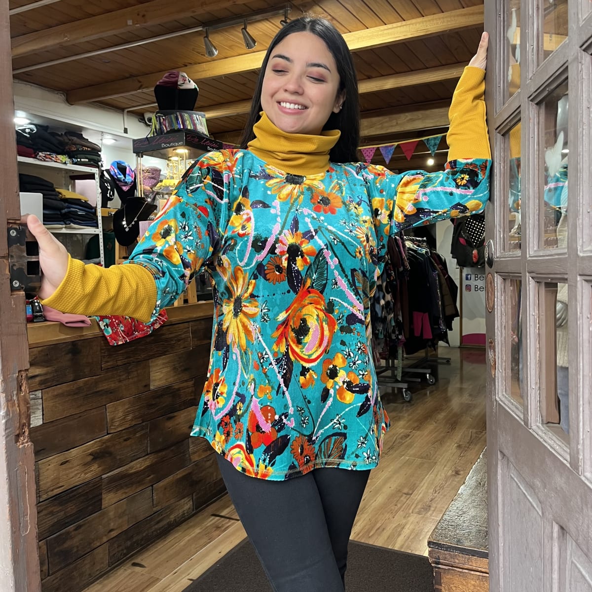 Poleron Candelaria velvet turquesa floral mostaza1