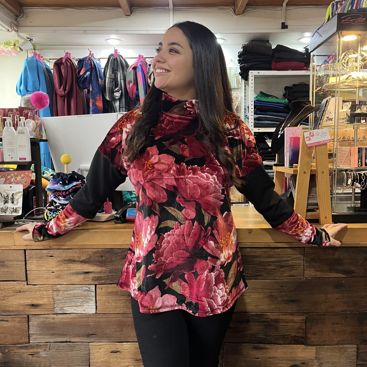 Poleron Candelaria velvet rojo floral negro1