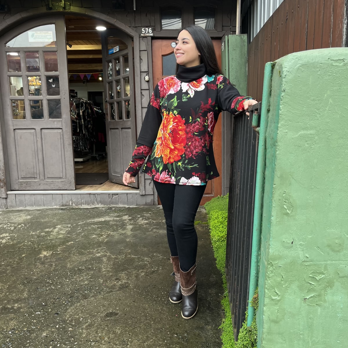 Poleron Candelaria sofia negro floral rojo naranjo2