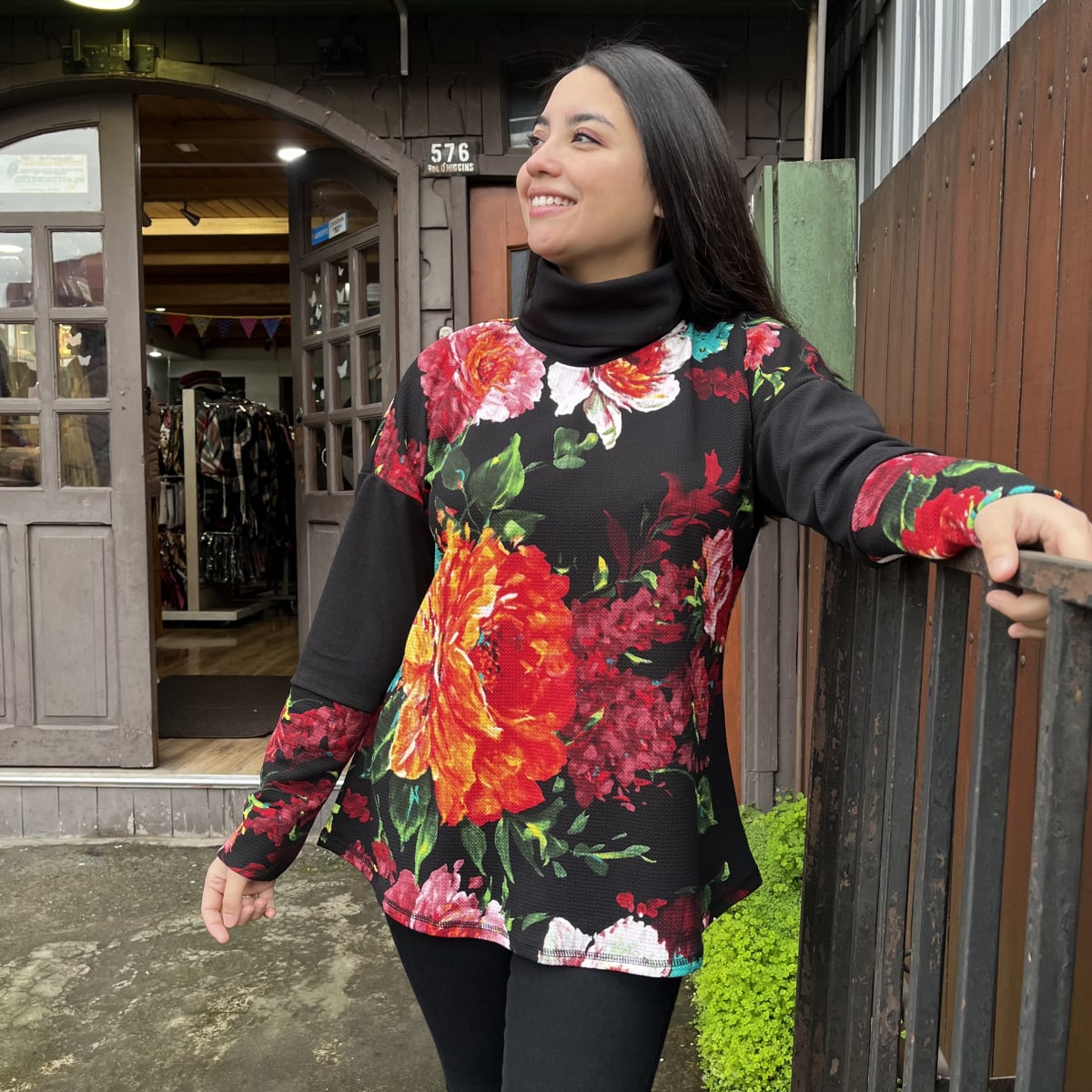 Poleron Candelaria sofia negro floral rojo naranjo1