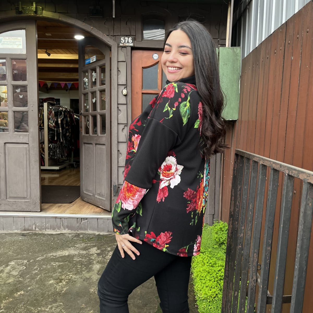 Poleron Candelaria sofia negro floral rojo naranjo3