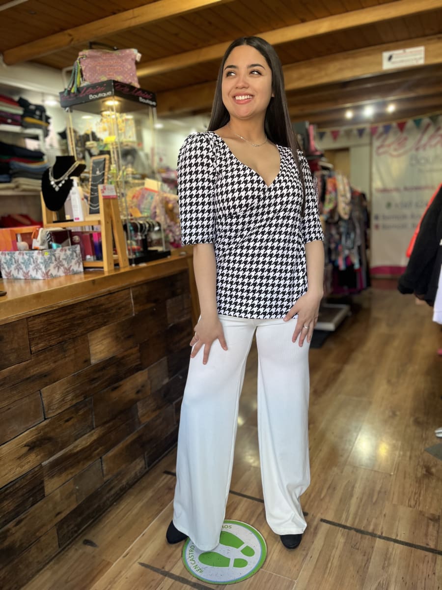 Polera Sofia pata de gallo negro y blanco escote cruzado manga 3/43