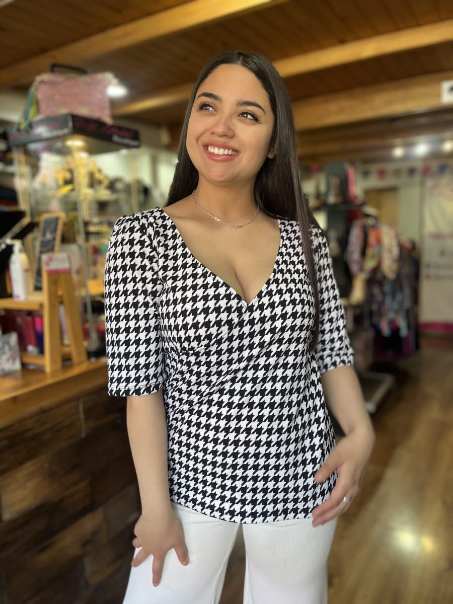 Polera Sofia pata de gallo negro y blanco escote cruzado manga 3/41