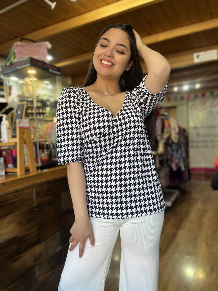 Polera Sofia pata de gallo negro y blanco escote cruzado manga 3/42