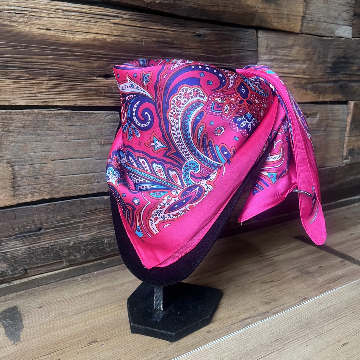 Pañuelo seda 70*70 cms fucsia paisley2