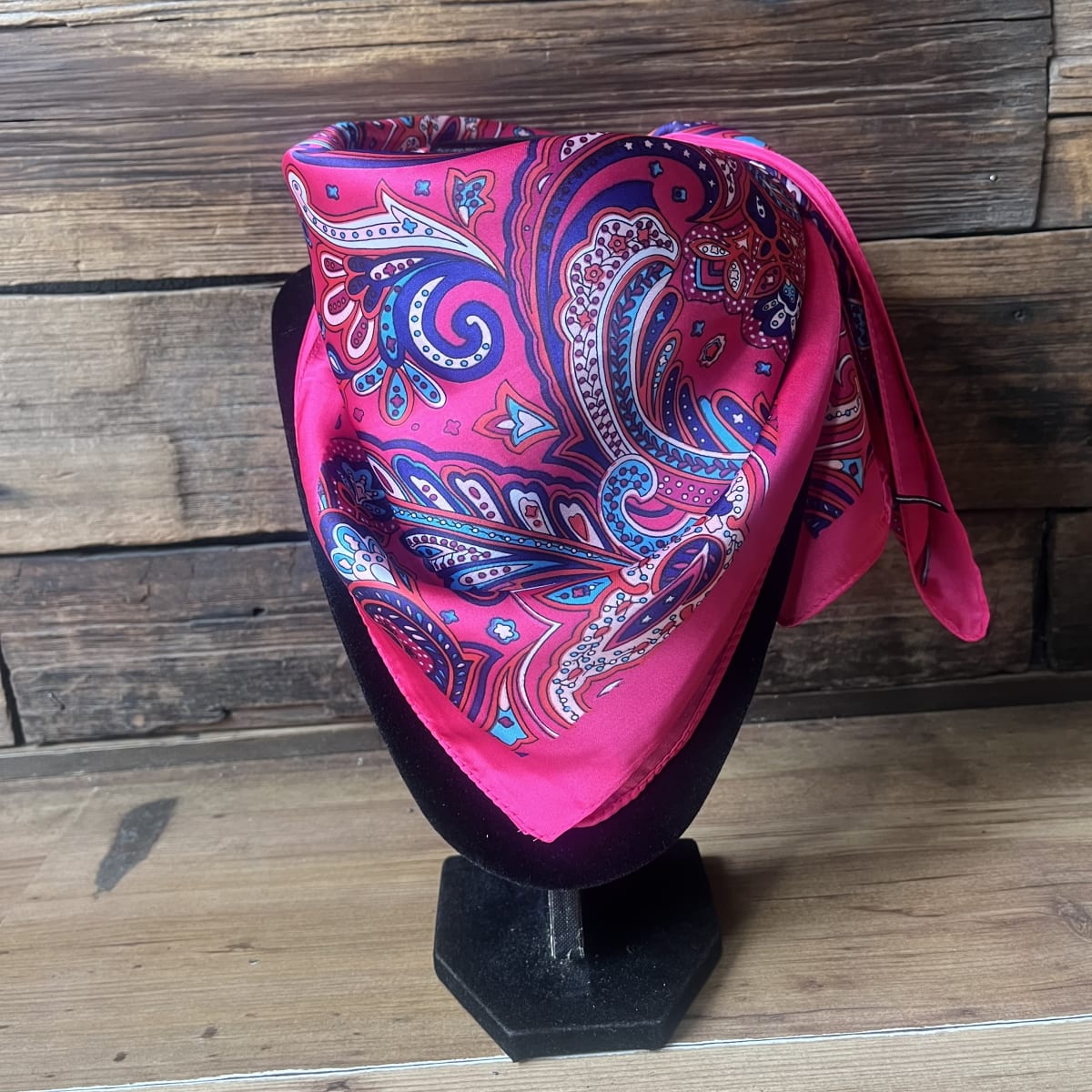 Pañuelo seda 70*70 cms fucsia paisley1