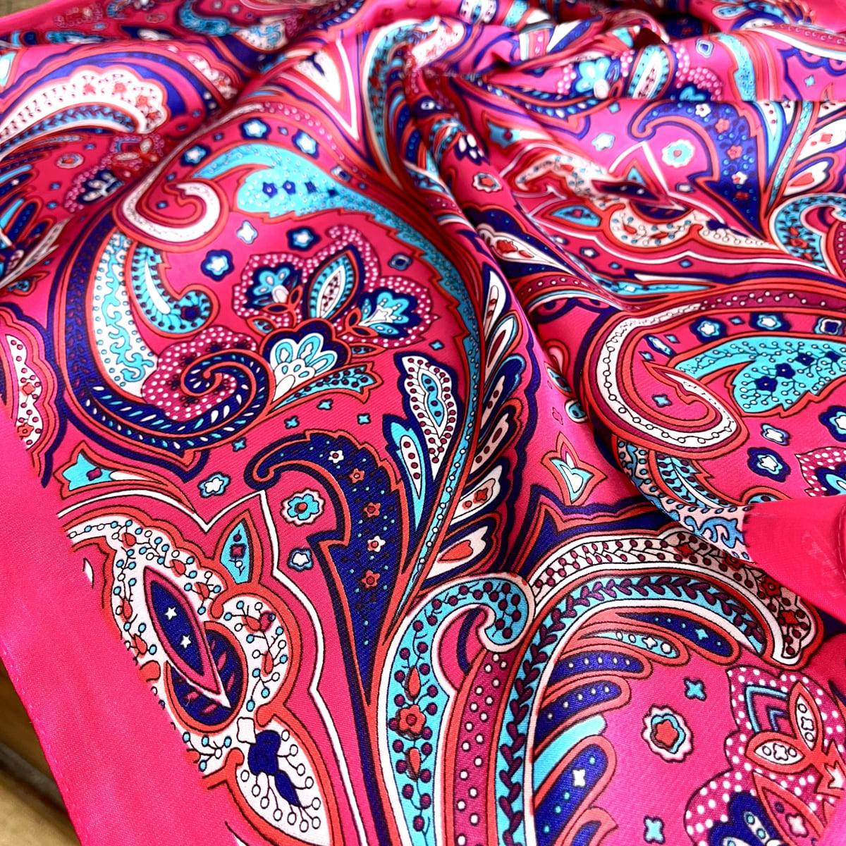 Pañuelo seda 70*70 cms fucsia paisley4