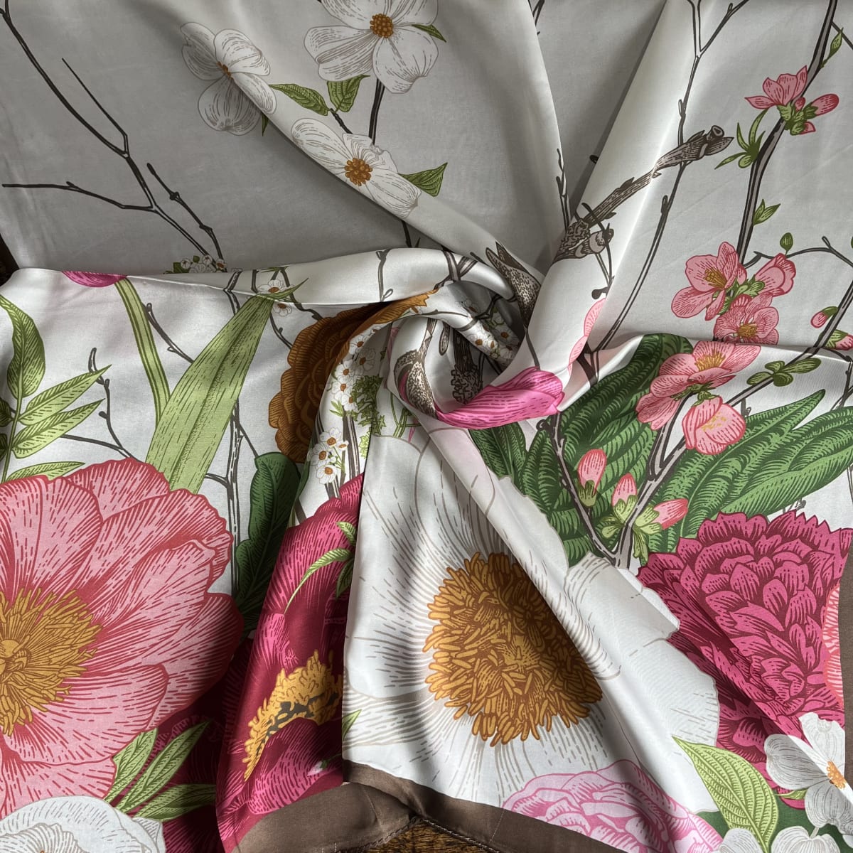 Pañuelo seda 70*70 cms blanco floral bordes cafe3