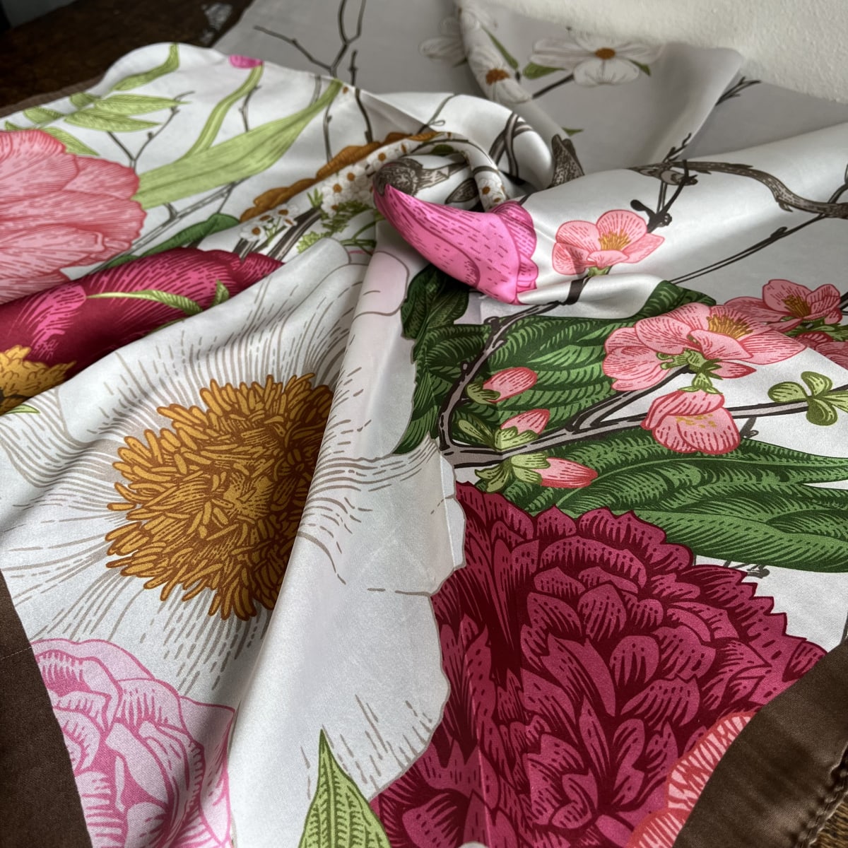 Pañuelo seda 70*70 cms blanco floral bordes cafe4