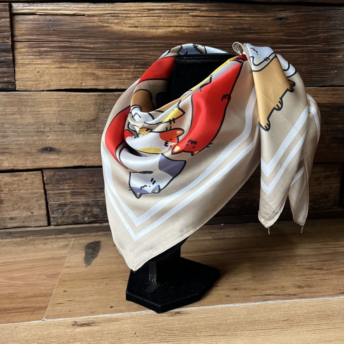 Pañuelo seda 70*70 cms gatitos puzle beige1