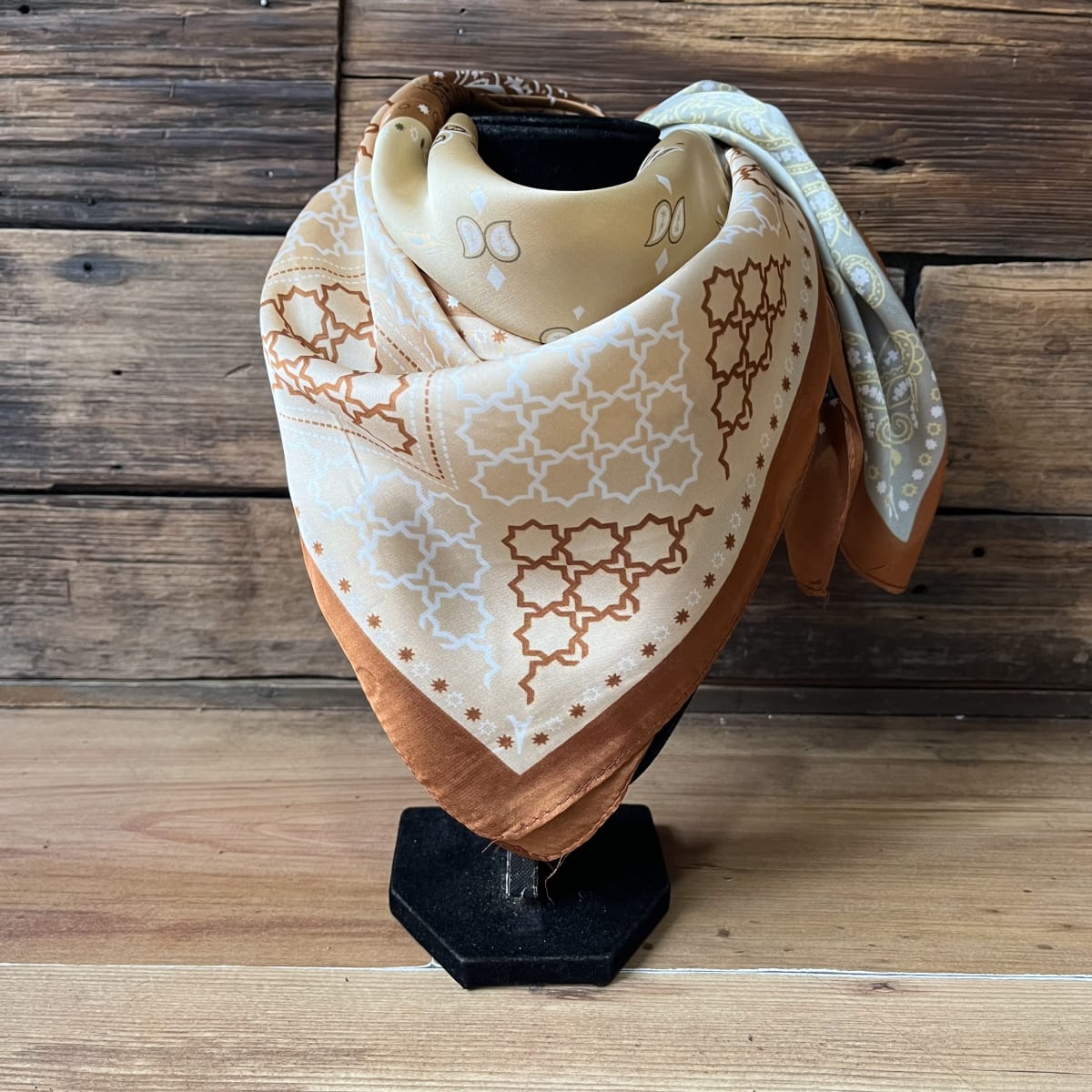 Pañuelo seda 70*70 cms mosaico tribal bordes cafe2