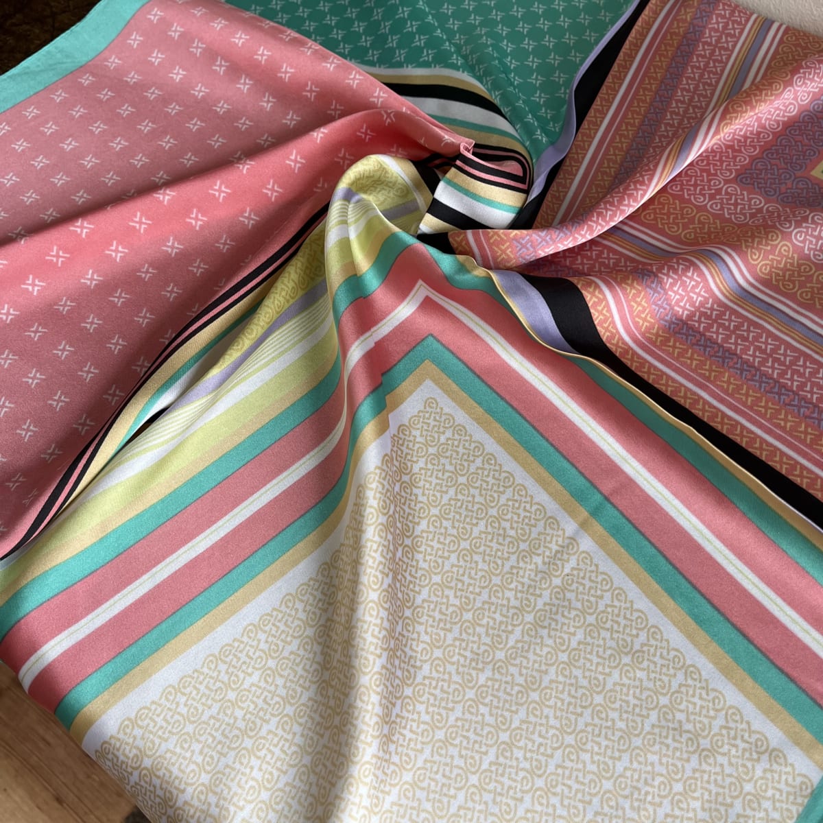 Pañuelo seda 70*70 cms mosaico bordes calipso4