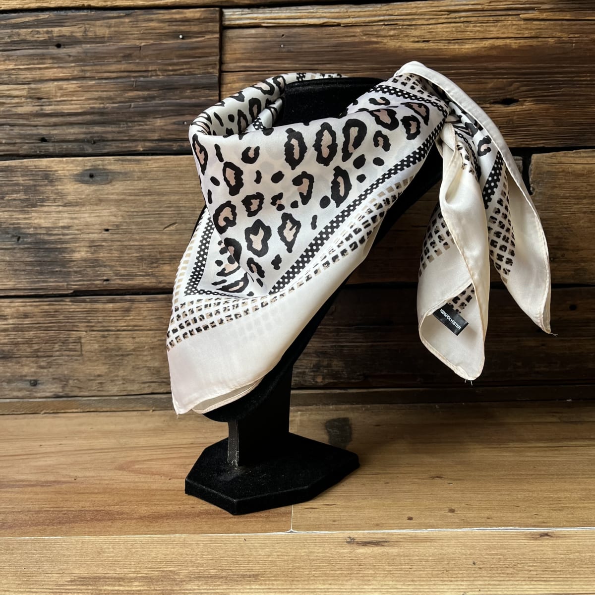 Pañuelo seda 70*70 cms mosaico crudo animal print1