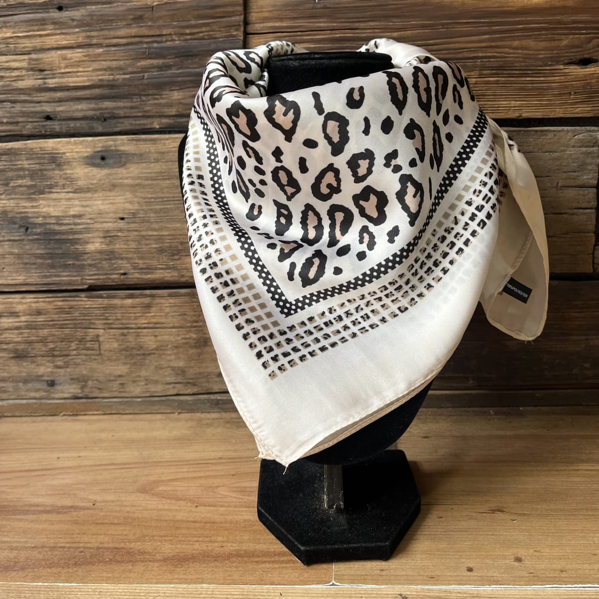 Pañuelo seda 70*70 cms mosaico crudo animal print2