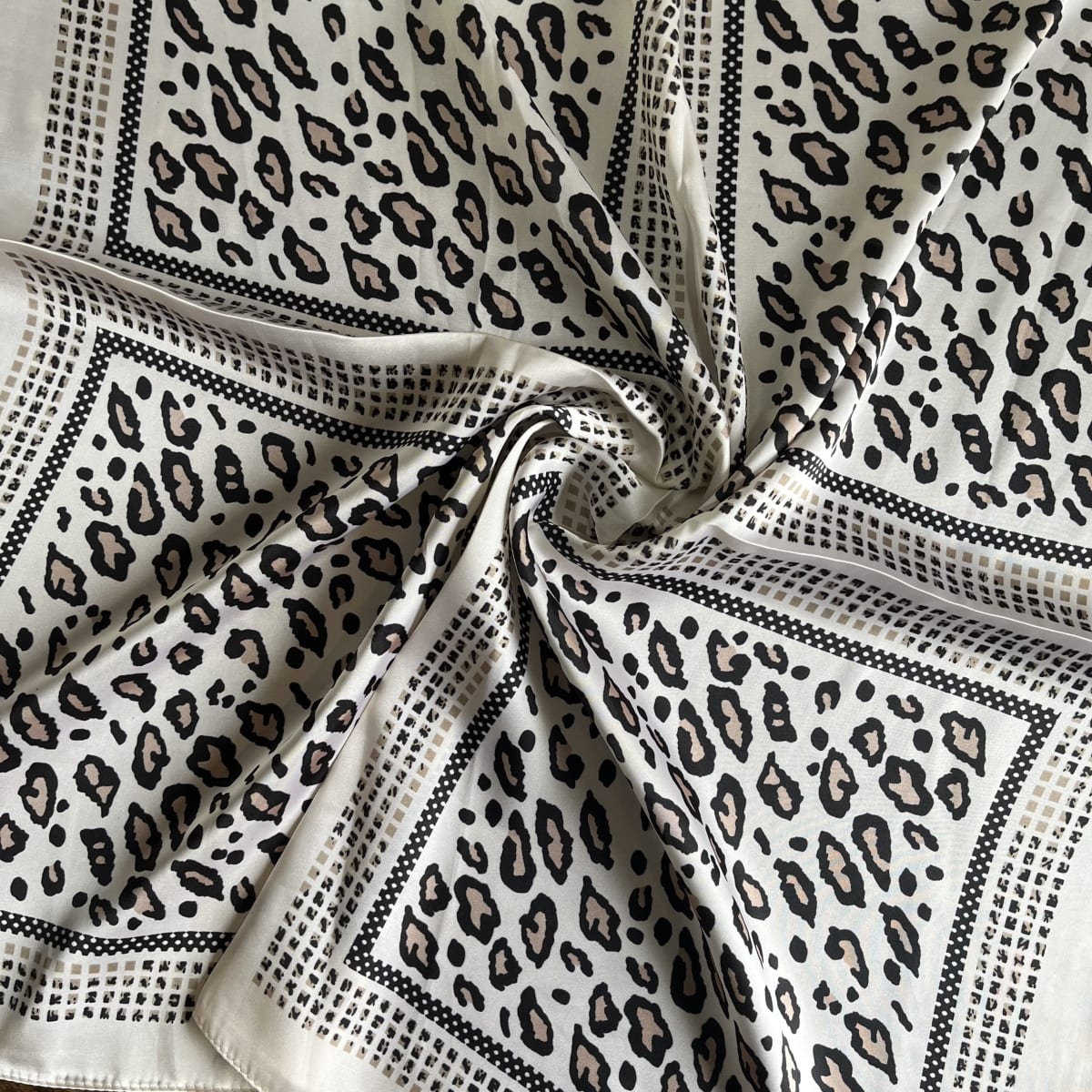 Pañuelo seda 70*70 cms mosaico crudo animal print4