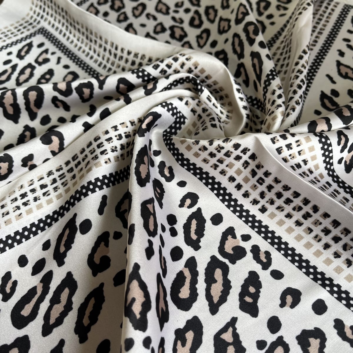 Pañuelo seda 70*70 cms mosaico crudo animal print3