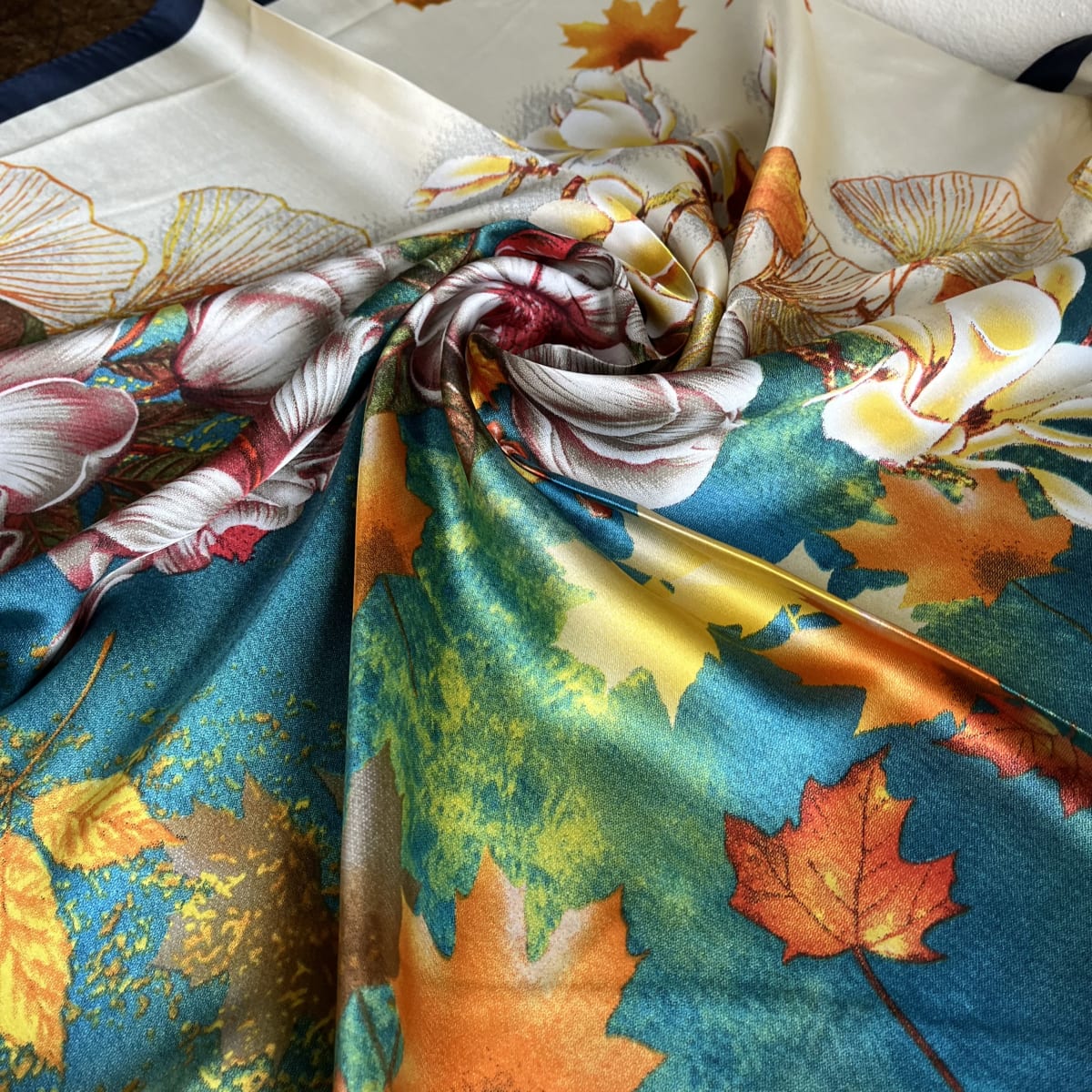 Pañuelo seda 70*70 cms jardin de otoño3