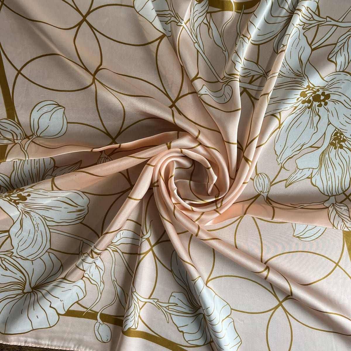 Pañuelo seda 70*70 cms rosado claro floral manzano3