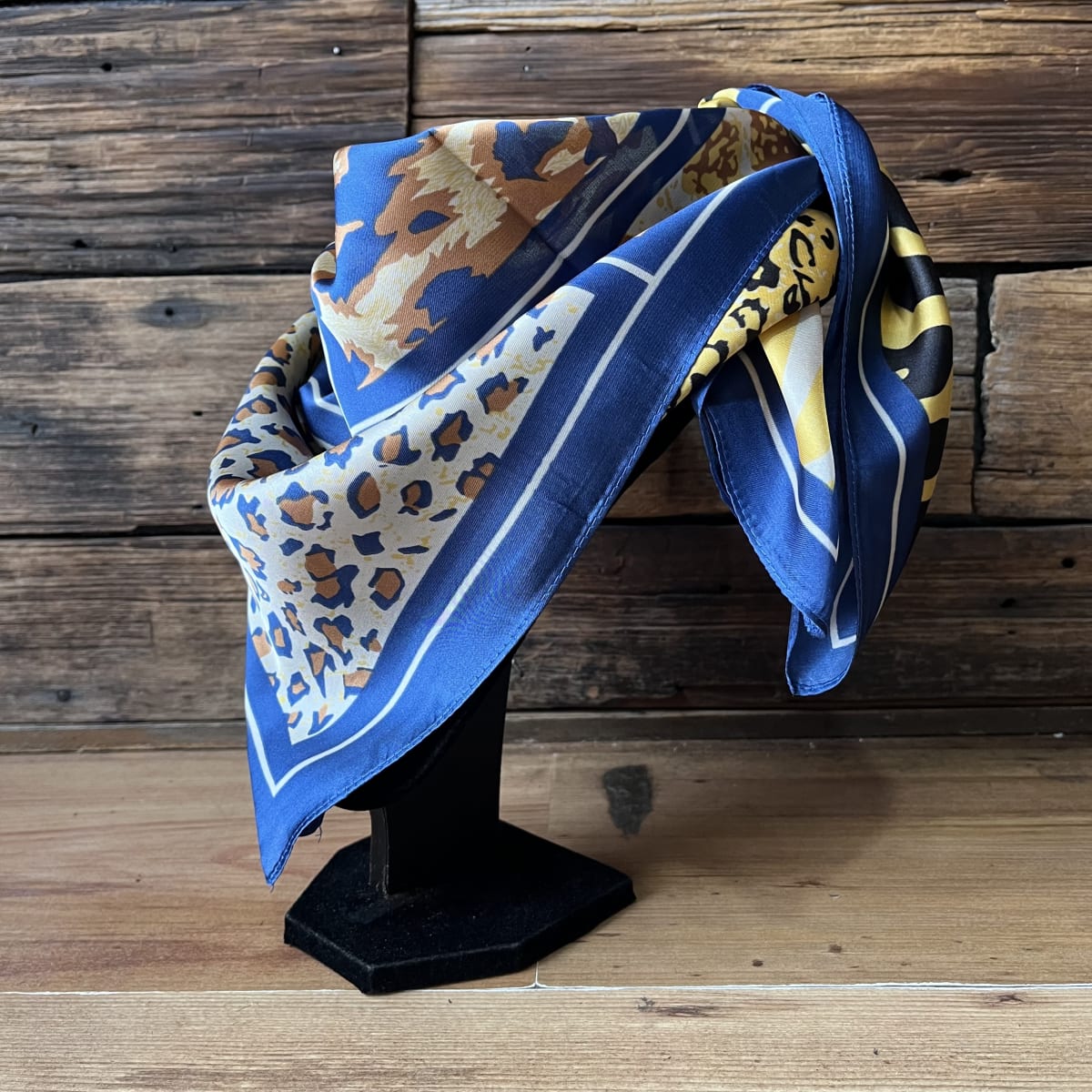 Pañuelo seda 70*70 cms mosaico animal print azul2