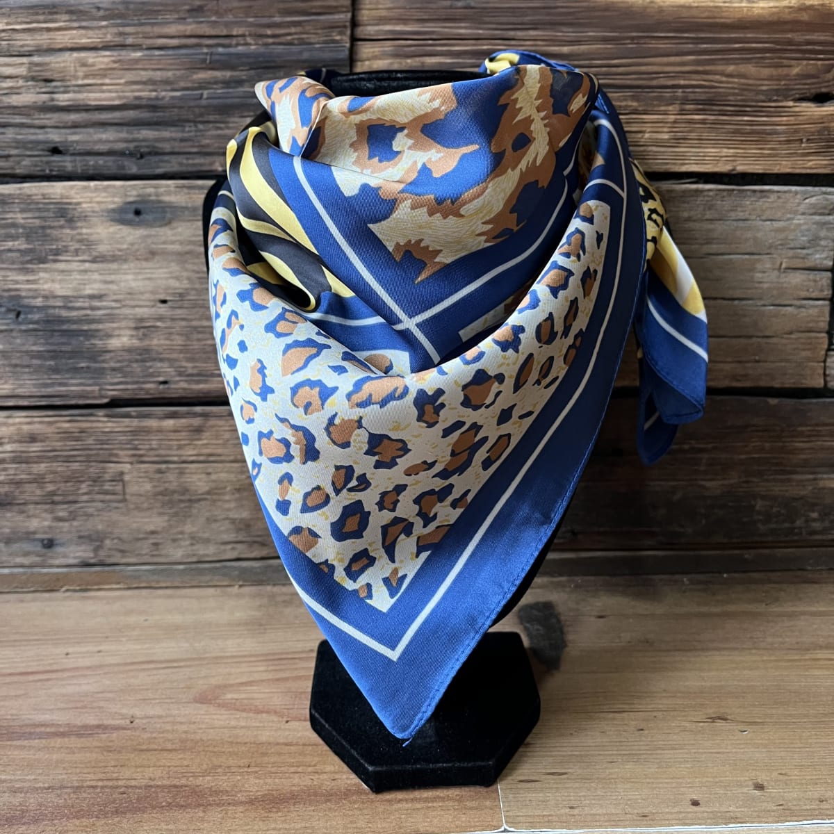 Pañuelo seda 70*70 cms mosaico animal print azul1