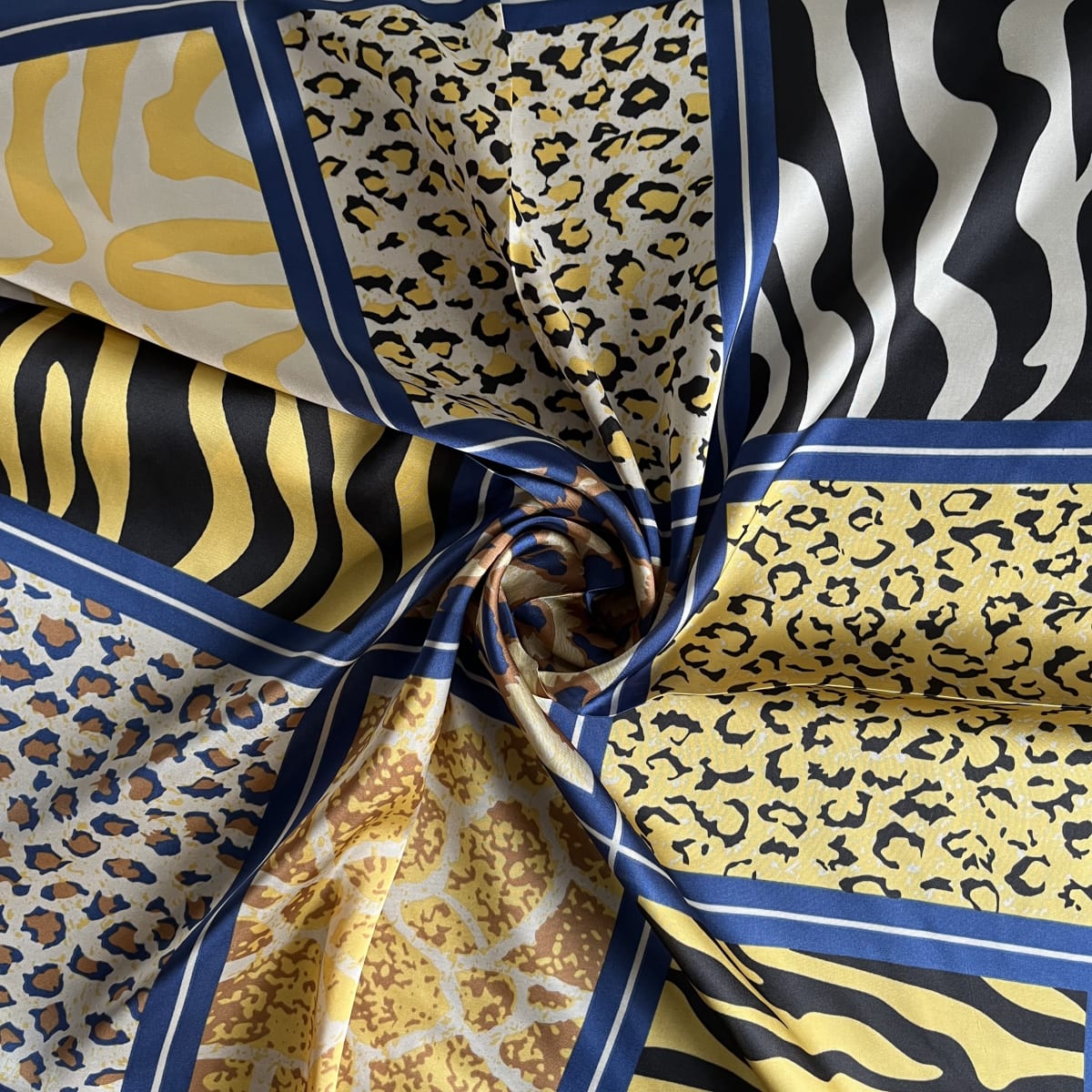 Pañuelo seda 70*70 cms mosaico animal print azul3