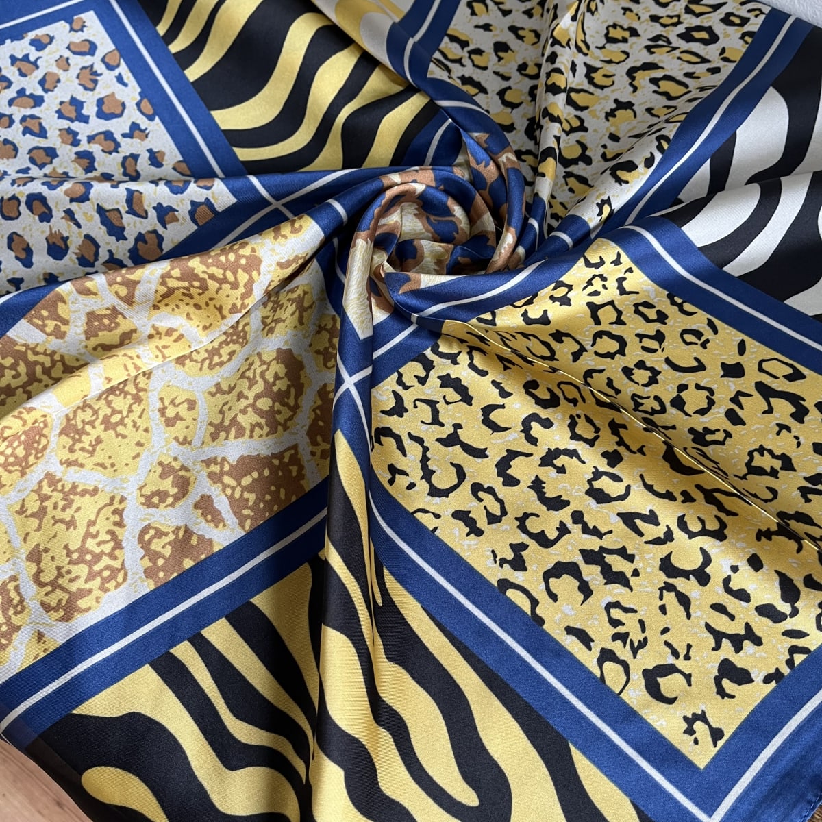 Pañuelo seda 70*70 cms mosaico animal print azul4