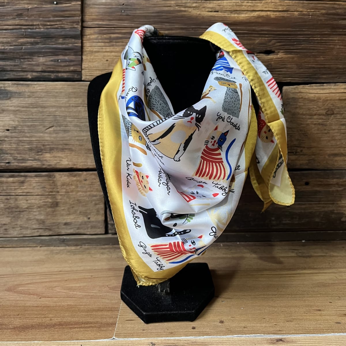 Pañuelo seda 70*70 cms gatitos artistas borde amarillo1