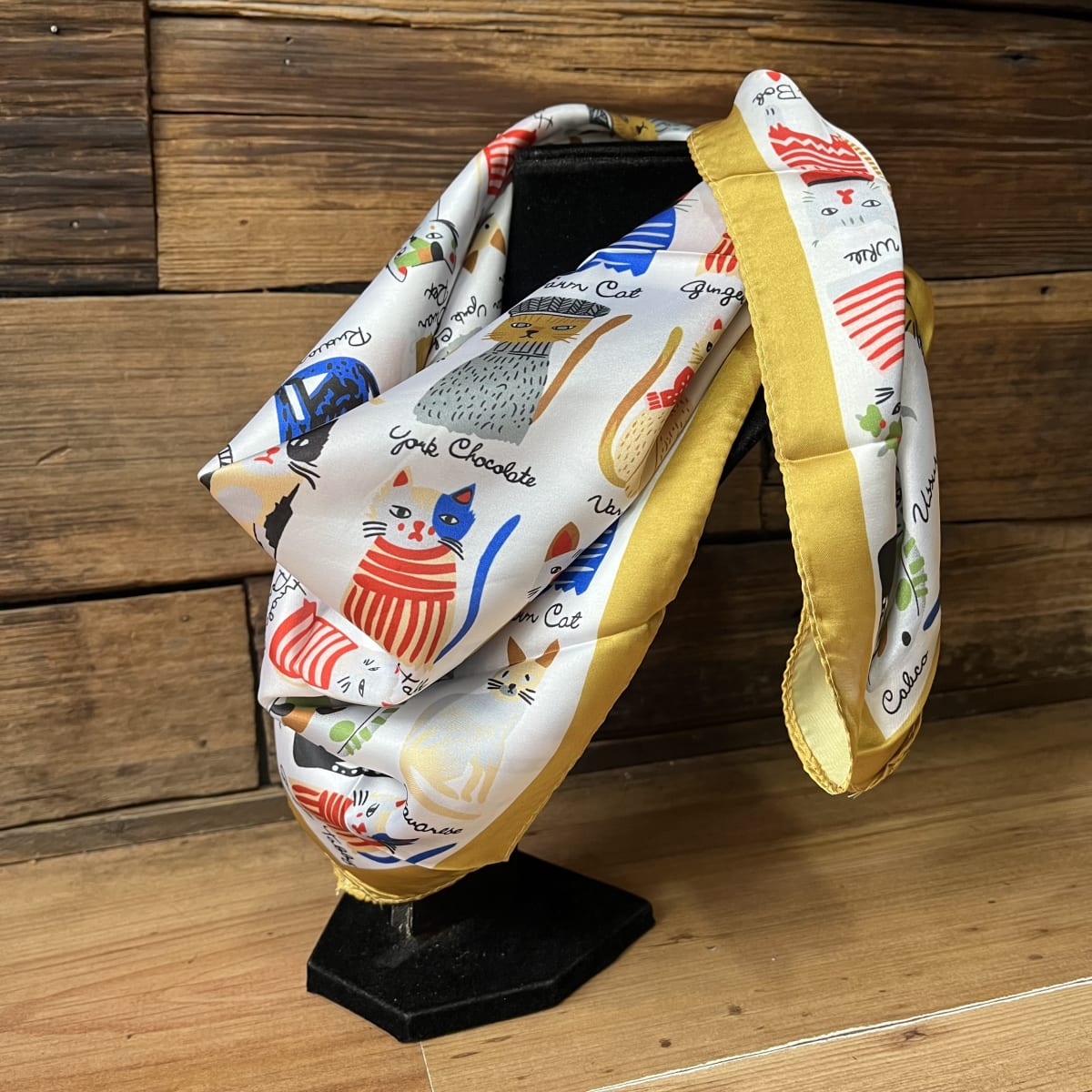 Pañuelo seda 70*70 cms gatitos artistas borde amarillo2