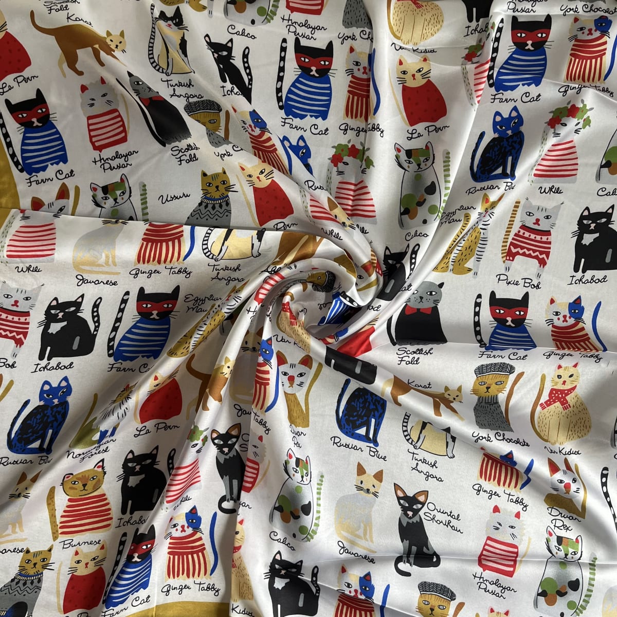 Pañuelo seda 70*70 cms gatitos artistas borde amarillo3