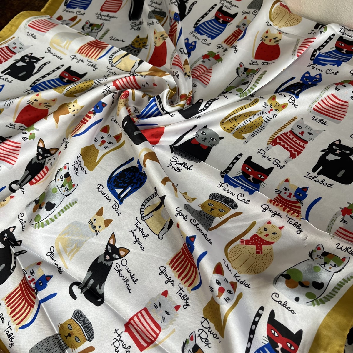 Pañuelo seda 70*70 cms gatitos artistas borde amarillo4