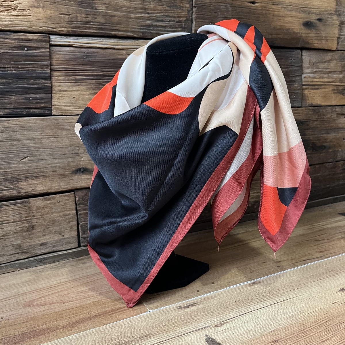 Pañuelo seda 90*90 cms flor grande negro naranjo1