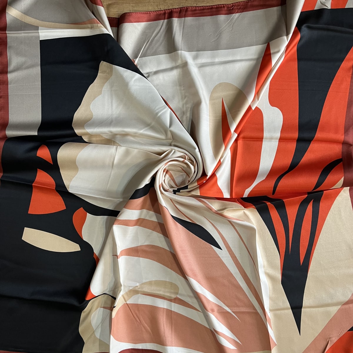 Pañuelo seda 90*90 cms flor grande negro naranjo2