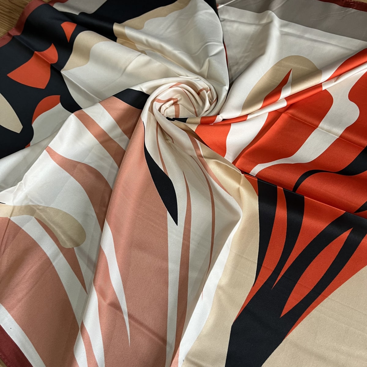 Pañuelo seda 90*90 cms flor grande negro naranjo3