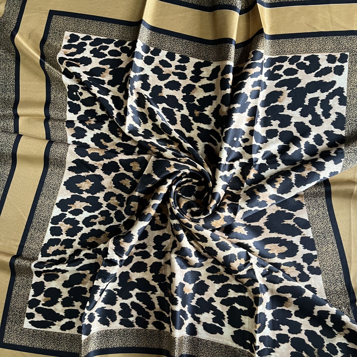 Pañuelo seda 90*90 cms leopardo print beige4