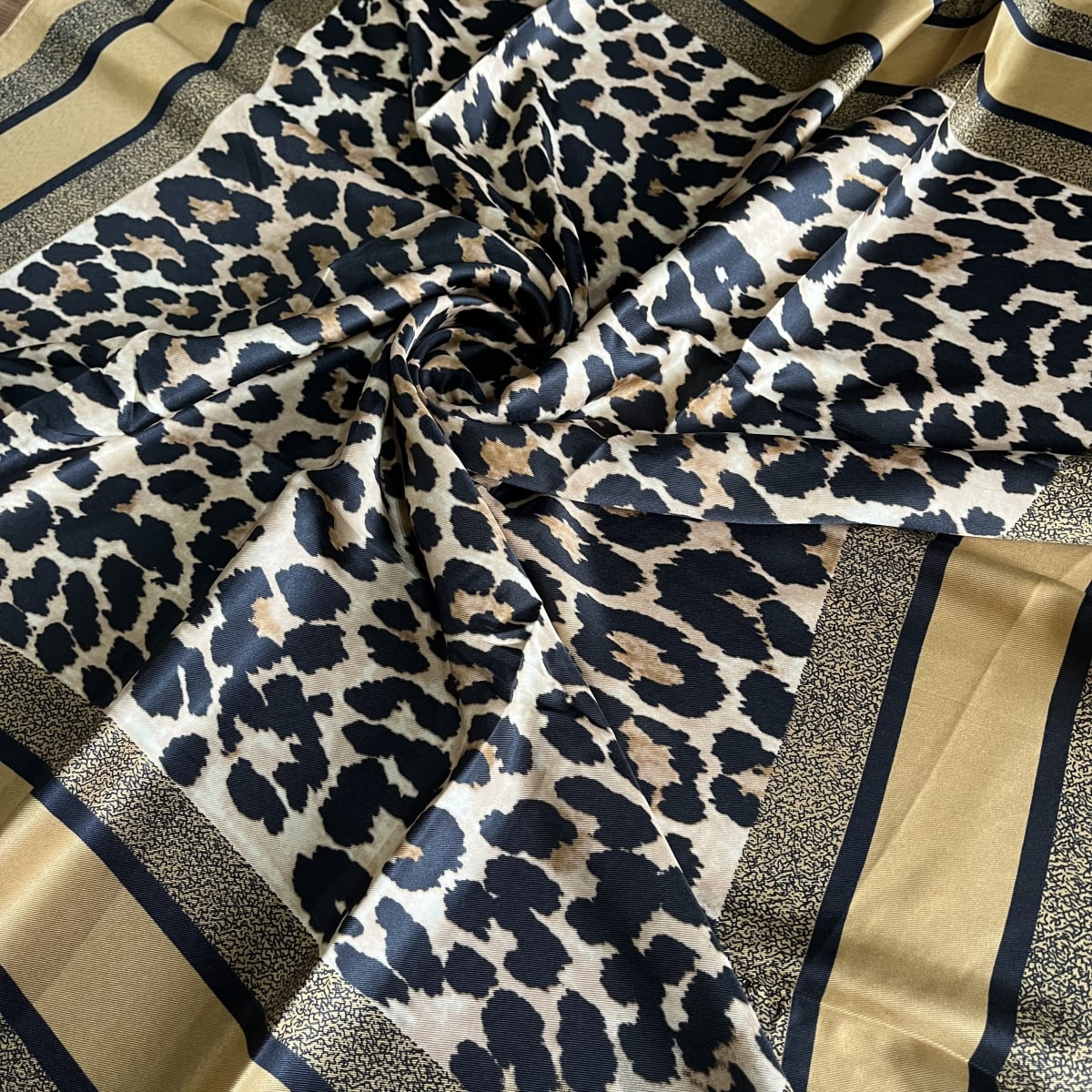 Pañuelo seda 90*90 cms leopardo print beige3