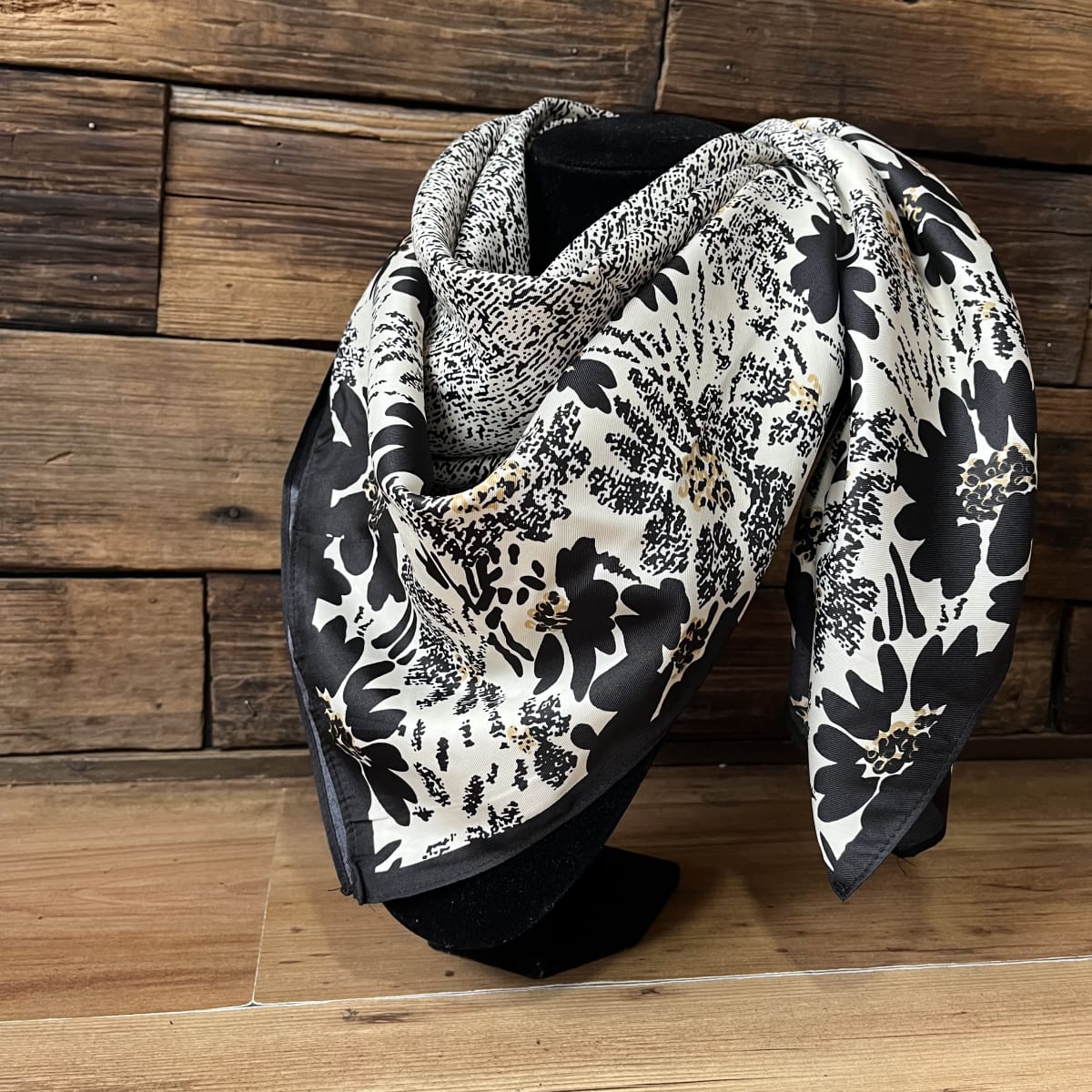 Pañuelo seda 90*90 cms floral negro y blanco2